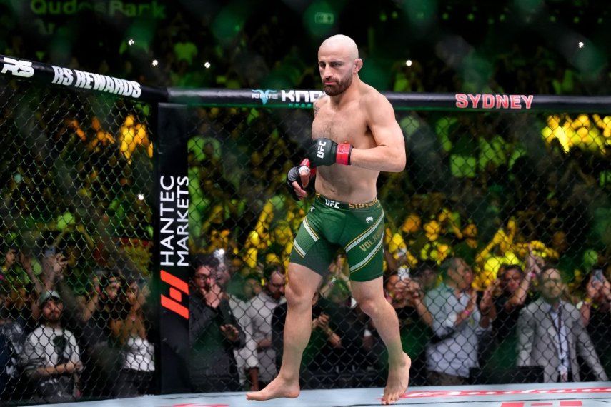 El australiano Alexander Volkanovski hace su ingreso al octágono antes de su pelea titular en UFC 325, el 31 de enero de 2026.