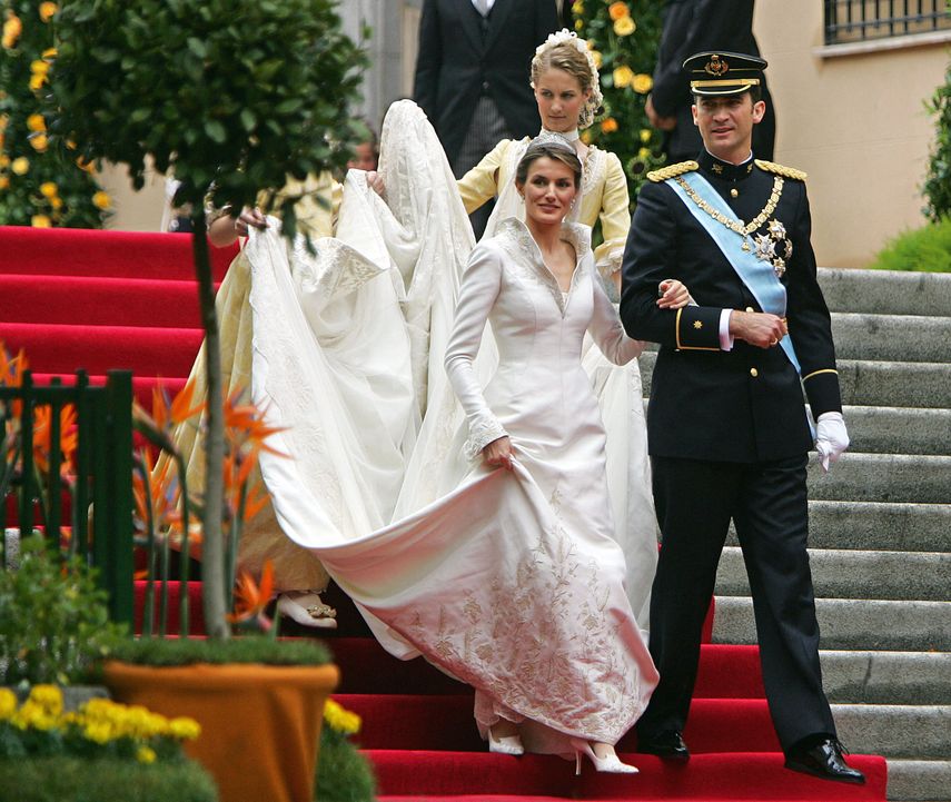 Letizia Ortiz y Felipe VI sonríen a los fotógrafos cuando salen de la Basílica de nuestra Señora de Atocha en Madrid el 22 de mayo de 2004.