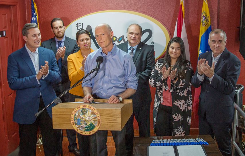 El gobernador de la Florida, Rick Scott, habla sobre la importancia de la ley HB 359.