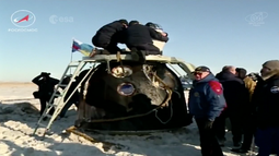 La nave tripulada rusa Soyuz MS-05 aterriza en la estepa kazaja