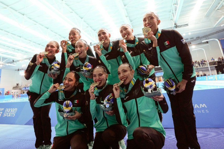El equipo de México celebra con sus medallas tras ganar en la natación artística en los Juegos Panamericanos en Santiago, el viernes 3 de noviembre de 2023.&nbsp;