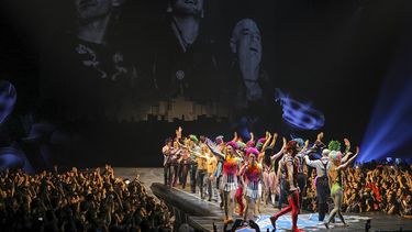 El Cirque&nbsp;du&nbsp;Soleil en su espectáculo Séptimo Día, en el que rinde tributo y mezcla su propuesta circense con la música y los éxitos de la banda argentina Soda Stereo.
