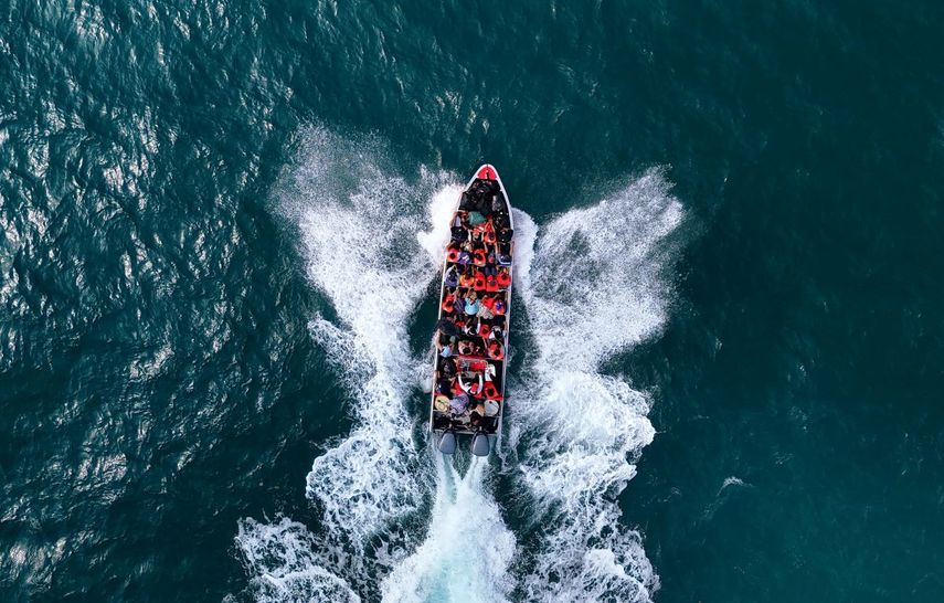 Migrantes con destino a Colombia viajan en barco desde Miramar, Panamá, el 27 de febrero de 2025. Aunque los gobiernos centroamericanos dicen que están tratando de organizar la migración inversa, reina el caos. Los gobiernos de Panamá y Costa Rica mantienen a los migrantes en refugios en zonas fronterizas remotas.