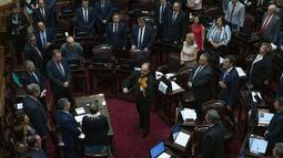 El pa&iacute;s afronta peri&oacute;dicamente crisis financieras y problemas de liquidez que la han llevado a refinanciar sus compromisos. A fines de 2001 declar&oacute; un default r&eacute;cord por algo m&aacute;s de 100.000 millones de d&oacute;lares durante la peor crisis econ&oacute;mica de su historia.