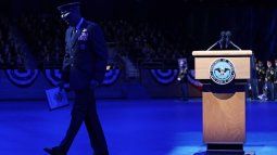 El jefe del Estado Mayor Conjunto, general Charles Brown, Jr., abandona el podio después de hablar durante un acto de homenaje a las Fuerzas Armadas en honor del secretario de Defensa de los Estados Unidos, Lloyd Austin, en el Conmy Hall de la Base Conjunta Myer-Henderson Hall el 17 de enero de 2025 en Arlington, Virginia. 