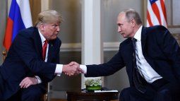 El presidente de Estados Unidos, Donald Trump, y el presidente ruso, Vladimir Putin, se dan la mano antes de una reunión en Helsinki el 16 de julio de 2018.