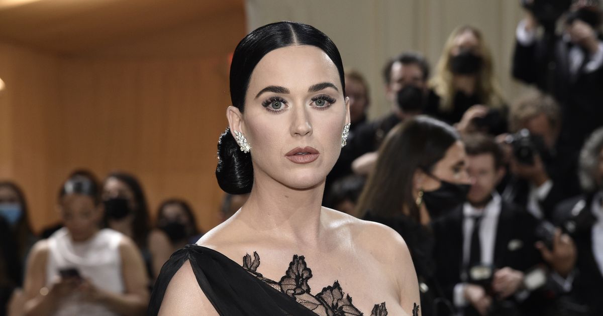 Katy Perry impacta al aparecer semidesnuda en desfile Vogue World 2024