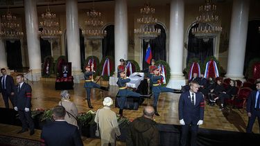 Una guardia de honor marcha delante del féretro del exlíder soviético Mijaíl Gorbachov, en la Sala de las Columnas de la Casa de los Sindicatos, antes de su funeral, en Moscú, Rusia, el 3 de septiembre de 2022.&nbsp;