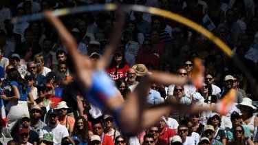 Los espectadores observan a la venezolana Robeilys Peinado durante su participación en los Juegos Olímpicos de París, el 5 de agosto de 2024.