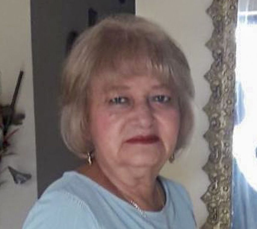 Esta foto de 2019 proporcionada por su familia muestra a Bella Lamilla, una maestra de escuela jubilada, quien fue el primer caso confirmado de coronavirus en Ecuador.