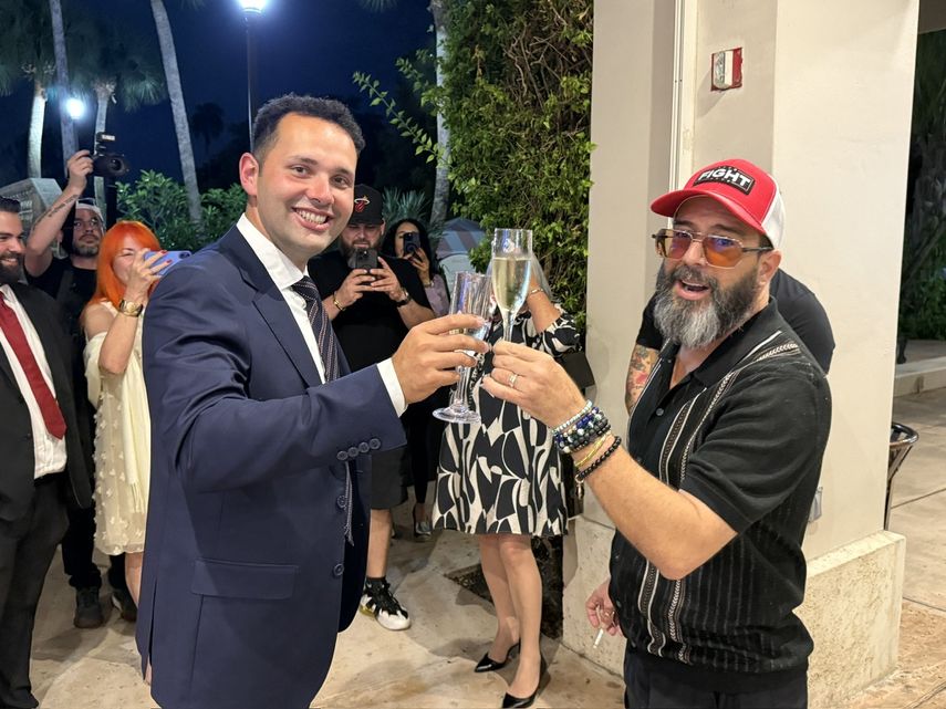 Bryan Calvo junto al influencer Alex Otaola celebrando la victoria. 