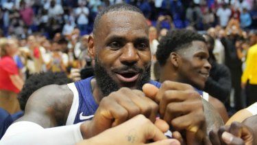 LeBron James, de Estados Unidos, celebra con sus compañeros de equipo al final de un partido de preparación de baloncesto entre Estados Unidos y Sudán del Sur, en la Arena o2 en Londres, el sábado 20 de julio de 2024.