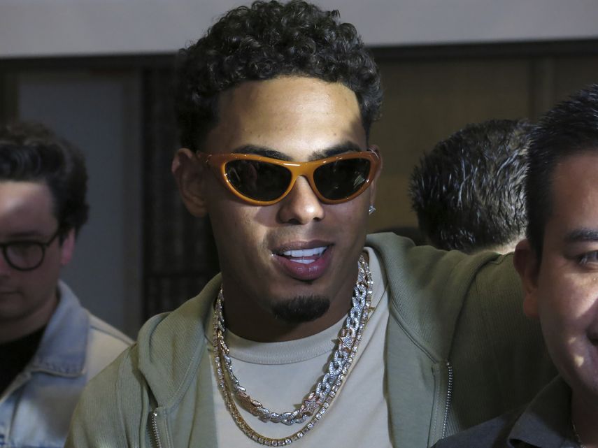 El rapero puertorriqueño Myke Towers posa para retratos con fans después de una conferencia de prensa en la Ciudad de México el lunes 21 de agosto de 2023.