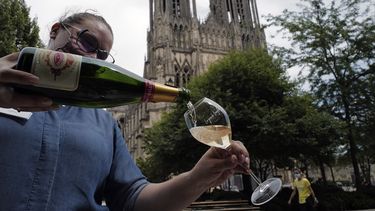 Una camarera sirve champa&ntilde;a en el restaurante La Grande Georgette frente a la catedral de Reims, en la regi&oacute;n francesa de Champa&ntilde;a, 28 de julio de 2020.&nbsp;
