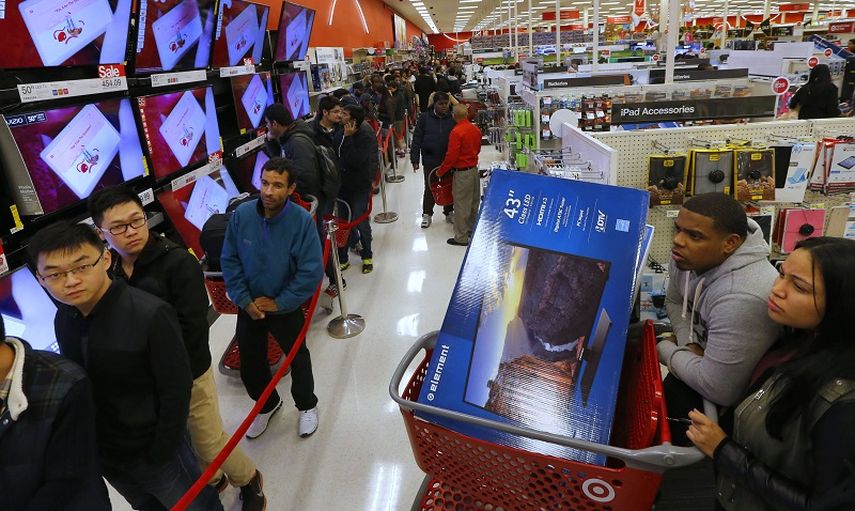 Varias personas hacen cola en una tienda de Target de New Jersey. (Cortesía)