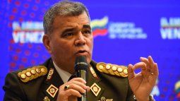 El ministro de Defensa venezolano, Padrino López, habla durante una conferencia de prensa en el Palacio Presidencial de Miraflores en Caracas el 11 de enero de 2021.