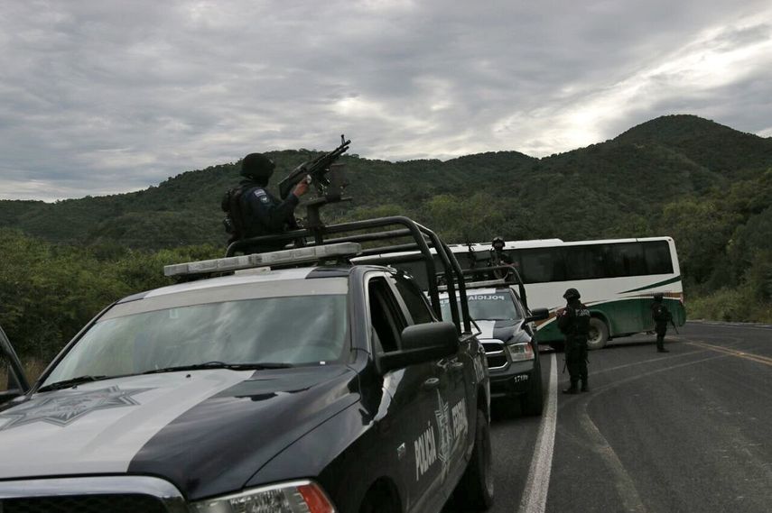 Agentes de la policía del estado de Guerrero, en México, vigilan un autobús donde viajaban estudiantes de la Escuela de&nbsp;Ayotzinapa este miércoles 13 de septiembre de 2017, en la autopista Chilpancingo-Tixtla.&nbsp;