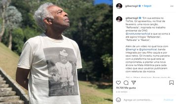 El cantante Gilberto Gil se vacuna contra el COVID-19 en Brasil.