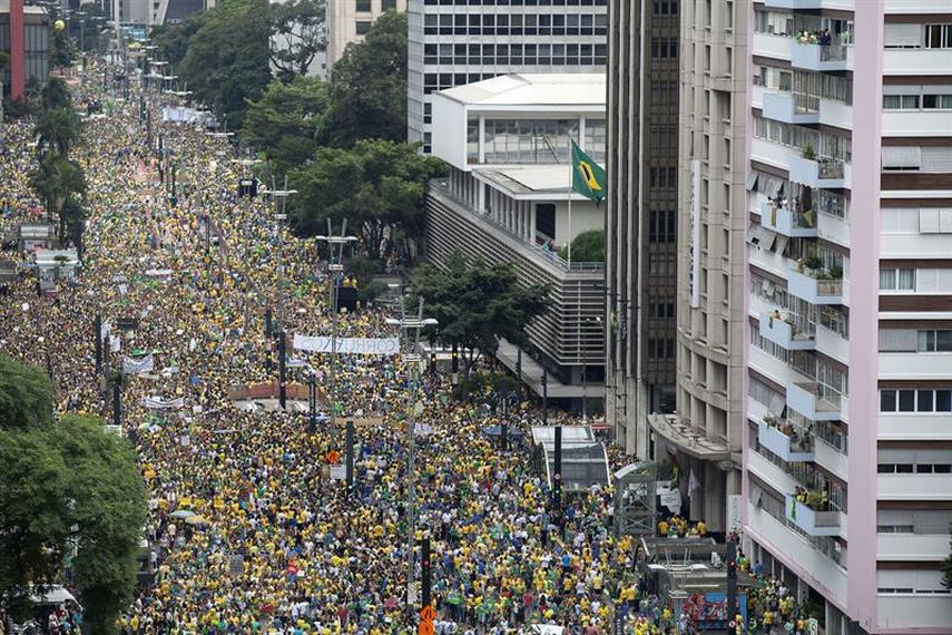 Opositores brasileños participan en una manifestación contra la presidenta Dilma Rousseff hoy, en Sao Paulo (Brasil). (EFE) 