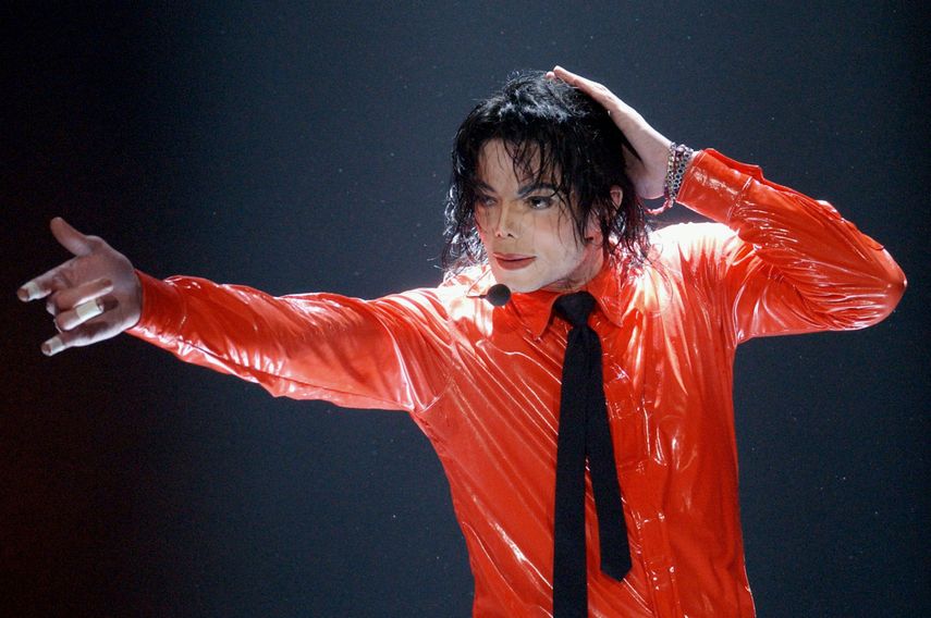 Michael Jackson interpreta Dangerous durante la grabación de un espectáculo por el 50 aniversario de American Bandstand el 20 de abril de 2002 en Pasadena, California.