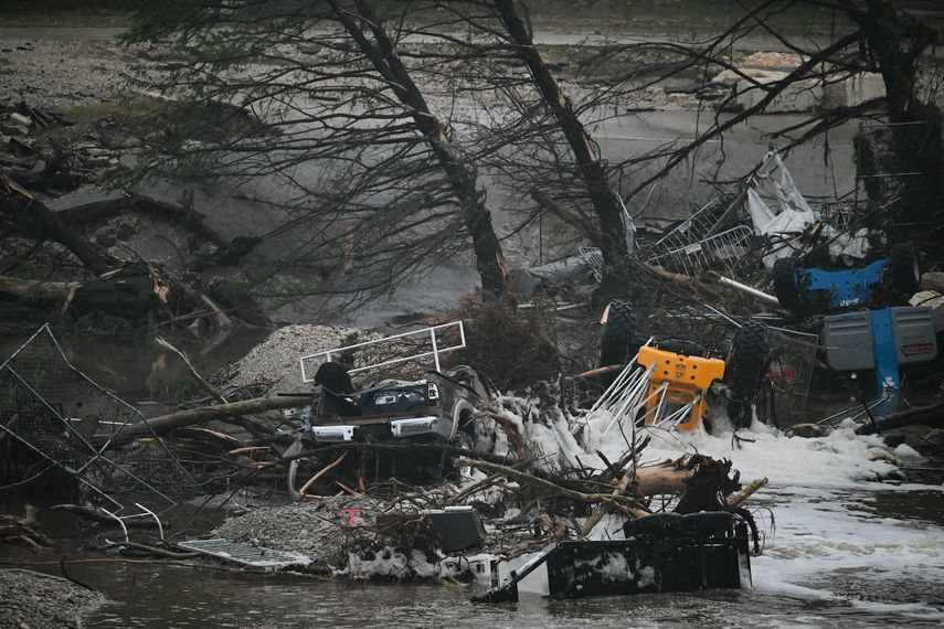 Una foto muestra vehículos volcados y árboles destrozados tras la inundación causada por una crecida repentina en el río Guadalupe en Kerrville, Texas, el 5 de julio de 2025. 