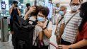 Éxodo hacia la libertad entre sollozos en el aeropuerto de Hong Kong Éxodo hacia la libertad entre sollozos en el aeropuerto de Hong Kong