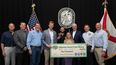 Taylor Stanberry&nbsp; recibe un cheque por $10.000 tras ganar el Desafío de Pitones de Florida 2025™.