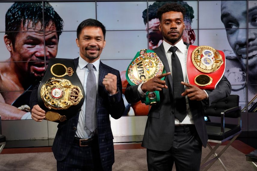 Manny Pacquiao, a la izquierda, y Errol Spence Jr. posan para una foto en una conferencia de prensa en un recinto de Fox Studios en Los Ángeles