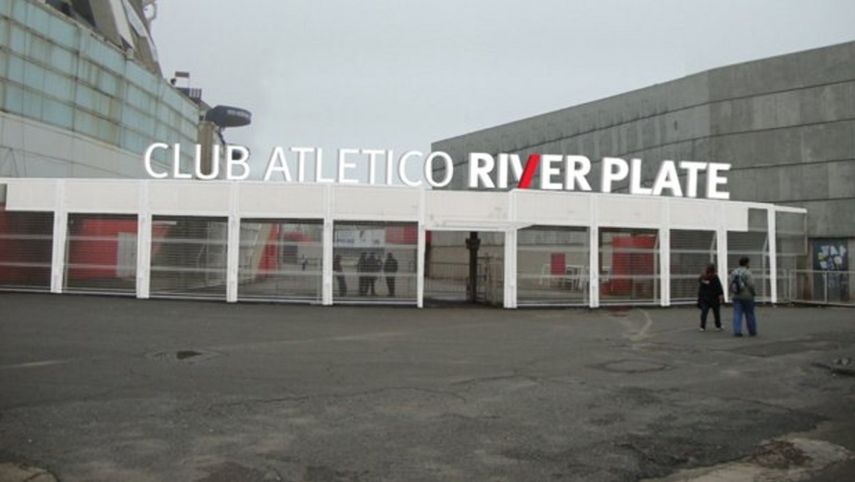 Los empleados del&nbsp;club atlético River Plate y del estadio Monumental debieron salir de manera preventiva ante la amenaza de bomba.