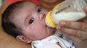 Una madre alimenta con leche de fórmula a su bebé José Ismael Gálvez, de dos meses, en su apartamento en Laurel, Maryland.  