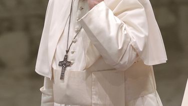 El papa Francisco habla por un teléfono celular que le entregó su asistente Piergiorgio Zanetti, al cabo de la audiencia general semanal en la Sala Paulo VI en el Vaticano, miércoles 11 de agosto de 2021.&nbsp;