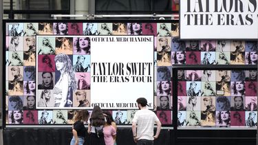 Una familia mira un quiosco de productos de Taylor Swift en el estadio de Wembley en Londres, el miércoles 14 de agosto de 2024, antes de una serie de conciertos de Taylor Swift que comenzarán el jueves. 