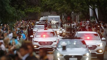 El&nbsp;papa&nbsp;Francisco saluda desde el papamóvil este lunes 15 de enero de 2018, por las calles de Santiago de Chile, país donde realiza una visita de tres días para luego viajar a Perú.&nbsp;