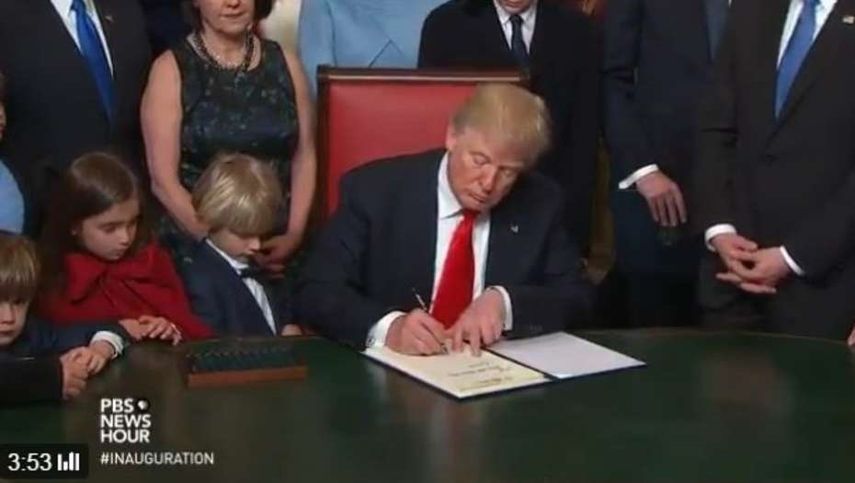 Pensé que era la ley sanitaria, ironizó al aludir a la derogación que ha prometido de la reforma sanitaria del ya expresidente Barack Obama.