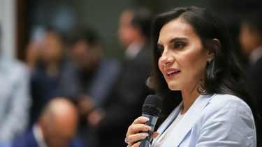 Fotografía difundida por la oficina de la Vicepresidencia de Ecuador que muestra a la vicepresidenta de Ecuador, Verónica Abad, hablando durante una conferencia de prensa en la sede de la Vicepresidencia en Quito el 28 de noviembre de 2023