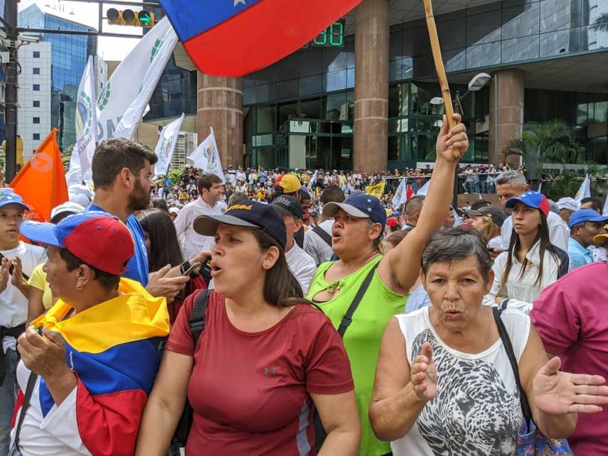 Mujeres venezolanas se concentran en Chacaito en Caracas, durante la protesta convocada por la oposici&oacute;n en toda la naci&oacute;n, as&iacute; como en m&aacute;s de 50 ciudades de todo el mundo.&nbsp;