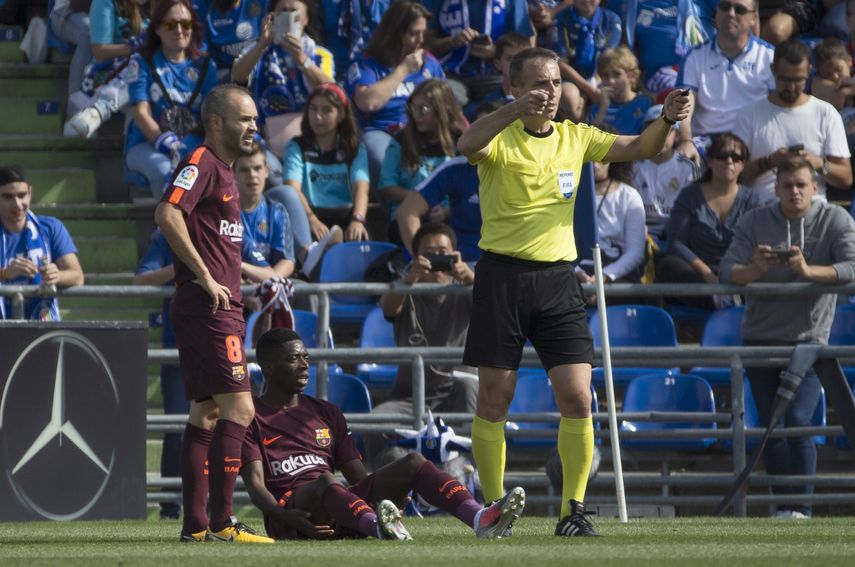 El delantero francés del Barcelona Ousmane Dembélé (centro) se lesionó durante el partido de este sábado ante el Getafe. &nbsp;