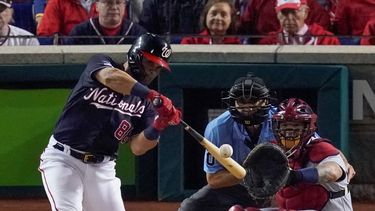 En esta foto del 15 de octubre del 2019, el jugador de los Nacionales de Washington Gerardo Parra batea un sencillo en el sexto juego de la Serie de Campeonato de la Liga Nacional contra los Cardenales de San Luis. Parra firmó con los Gigantes de Yomiuri, dijo el club el 19 de noviembre del 2019