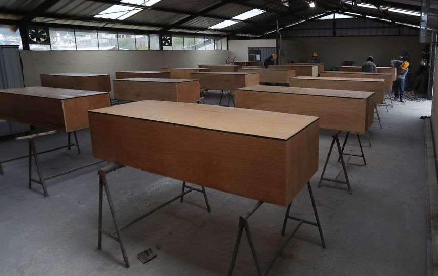 Trabajadores del gobierno de una provincia ecuatoriana fabrican ata&uacute;des para ser donados a familias pobres que deben enterrar a familiares fallecidos por el nuevo coronavirus en Tabacundo, Ecuador, el mi&eacute;rcoles 15 de abril de 2020.&nbsp;