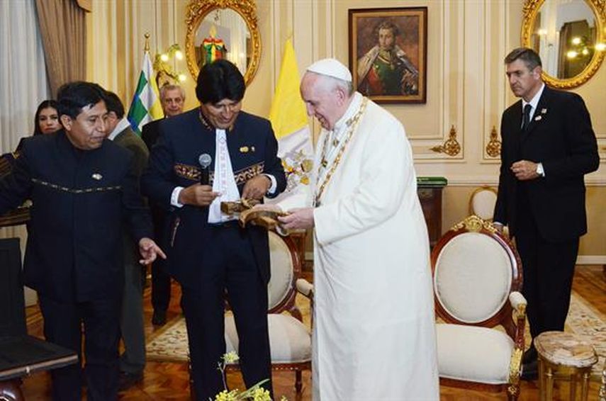 Fotografía cedida por la Agencia Boliviana de Información de el papa Francisco hoy, miércoles 8 de julio de 2015, junto al presidente boliviano Evo Morales, quienes intercambiaron varios regalos en el Palacio de Gobierno de La Paz (Bolivia), entre ello