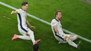 El inglés Harry Kane celebra con John Stones tras anotar el segundo gol en el encuentro de octavos de final de la Eurocopa ante Eslovaquia el domingo 30 de junio del 2024.&nbsp;