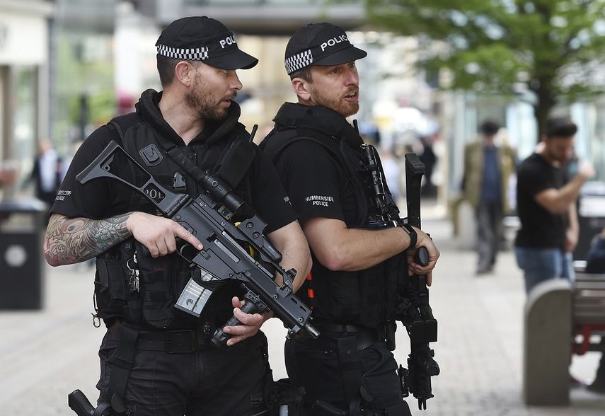 Agentes de policía británicos permanecen en guardia en el centro de Manchester,&nbsp;Reino&nbsp;Unido, el 24 de mayo de 2017.&nbsp;