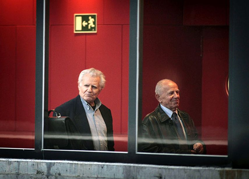 Apostolos Mangouras (derecha), capitán del Prestige y Nikolaos Argyropoulos, jefe de máquinas del buque, acusados por la catástrofe medioambiental derivada del hundimiento del petrolero frente a las costas gallegas en noviembre de 2002. EFE/archivo/Cab