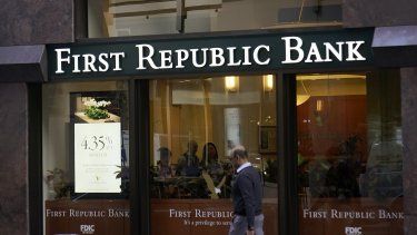 Un peatón pasa ante una oficina de First Republic Bank en San Francisco el 26 de abril de 2023. JPMorgan Chase Bank asumirá todos los depósitos y la mayoría de los activos del maltrecho First Republic Bank, según anunció la Corporación Federal de Garantía de Depósitos de Estados Unidos (FDIC, por sus siglas en inglés).&nbsp;