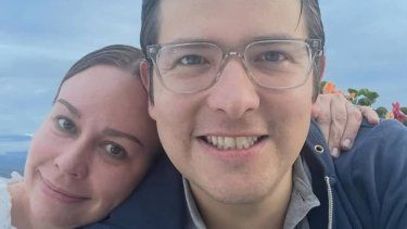 María Claudia Tarazona, esposa del senador Miguel Uribe Turbay, agradeció al equipo de la Fundación Santa Fe, donde estuvo recluido el político durante dos meses. Hicieron todo lo posible y todo lo humanamente y médicamente posible por salvarle la vida, dijo.
