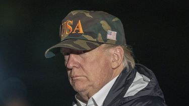 Donald Trump, presidente de los EEUU, recorre zonas afectadas por los incendios en California.