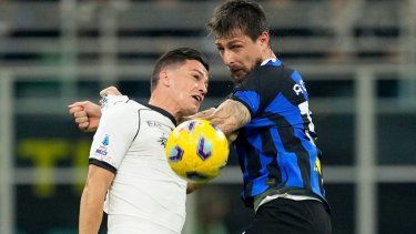 Giacomo Raspadori del Napoli pelea por el balón con Francesco Acerbi del Inter de Milán en el encuentro de la Seri A de Italia en el Estadio San Siro el domingo 17 de marzo del 2024. 