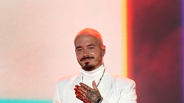 El cantante colombiano J Balvin canta desde el American Airlines Arena en Miami, Florida, el tema Rojo para los premios Latin Grammy 2020.&nbsp;