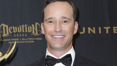 El productor Mike Richards posa en la sala de prensa durante la entrega de los premios Emmy Diurnos el 1 de mayo de 2016 en Los Angeles.