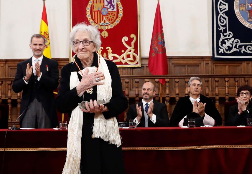 la poeta uruguaya Ida Vitale es la quinta mujer premiada con el Cervantes, un galardón dotado con 125.000 euros (141.200 dólares) que le fue otorgado por su trayectoria poética e intelectual de primer orden.